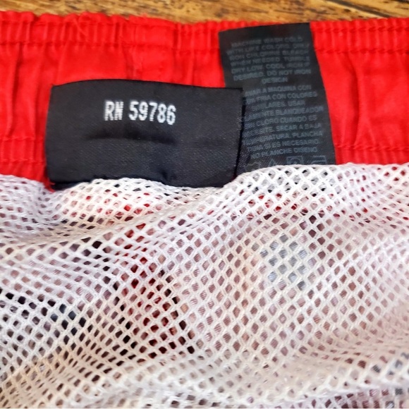 Red Star-Patterned Men's Shorts - Picture 8 of 10